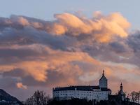 Dramatisch beleuchtete Wolkenwand hinter Schloß Hohenaschau